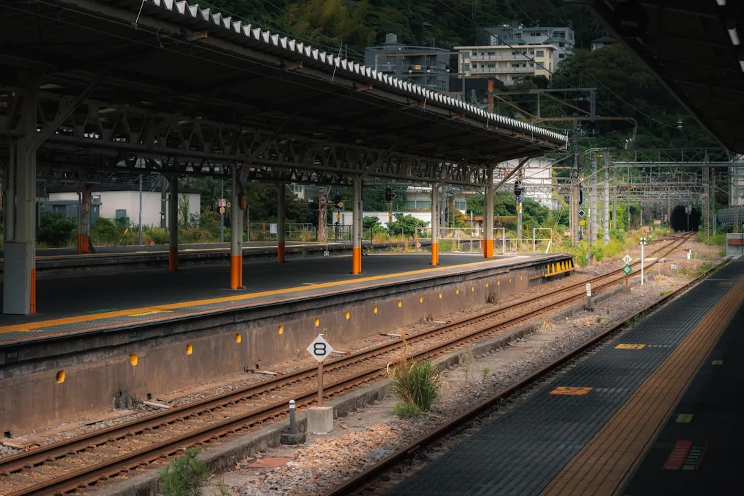 人のいない駅のプラットホームと線路