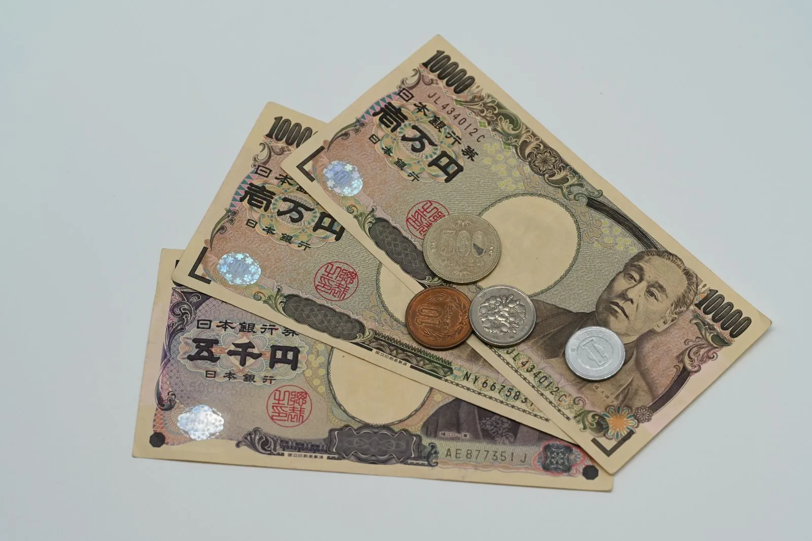 日本円の紙幣と硬貨を並べたところ