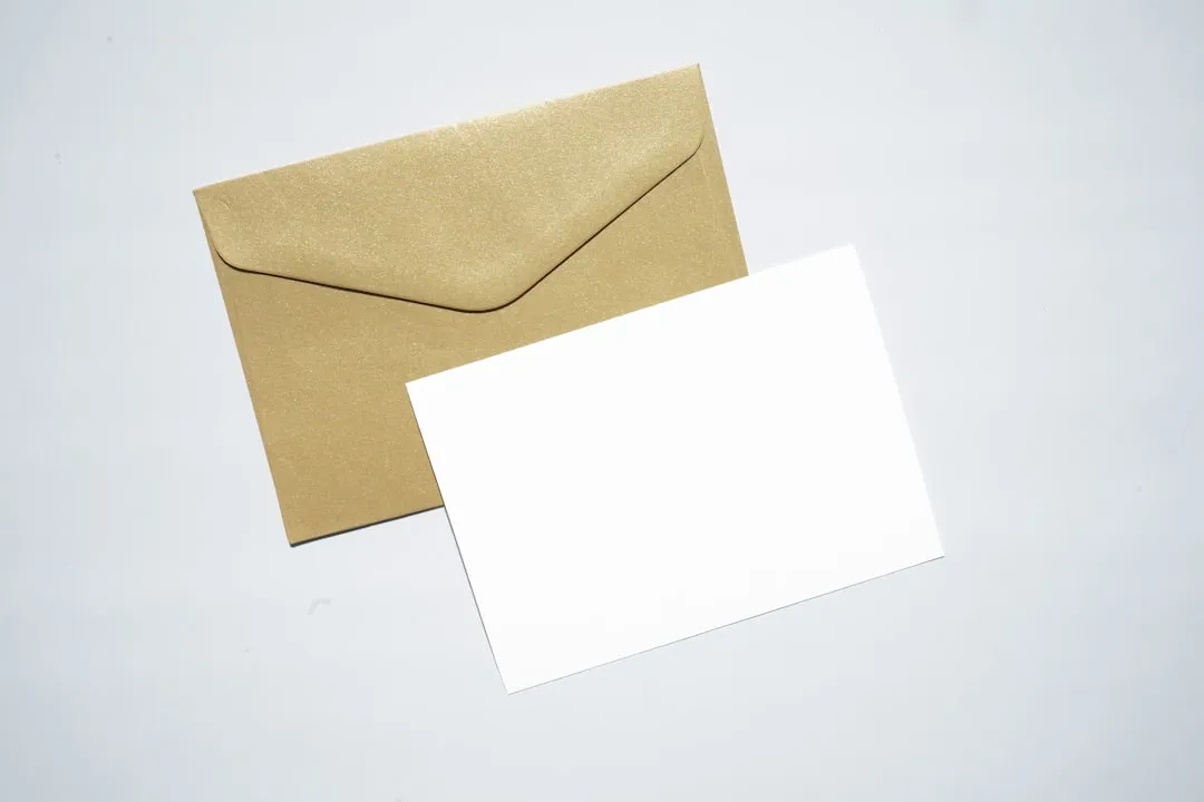 茶色の封筒の上に重ねられた白い書類